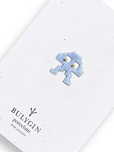 Брошь ручной работы Фарфор Булыгина «Захватчик» малая, голубая