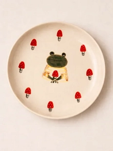 Тарелка ручной работы Ким керамика с бортиком Лягушка с мухоморами, белая, фарфор, 16 см
