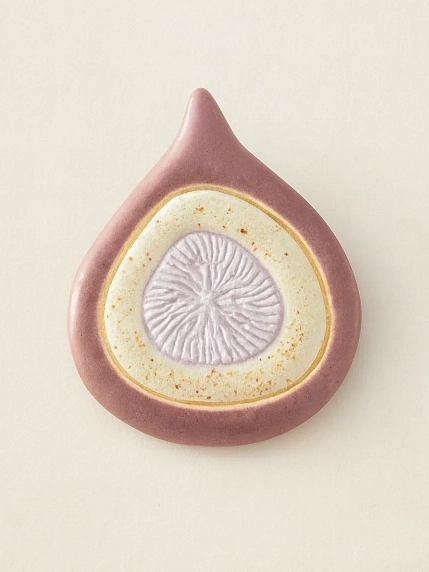 Брошь ручной работы Екатерина Юдо «Инжир», сиреневая, матовая, керамика, фото 1.