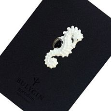 Брошь ручной работы Bulygin «Морской конёк», бело-серебристая, фарфор