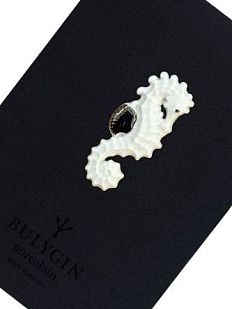 Брошь ручной работы Bulygin «Морской конёк», бело-серебристая, фарфор