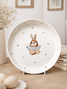 Тарелка ручной работы с бортиком Зайка в жабо с коричневыми сердечками, белая, фарфор, 19 см, превью фото 2