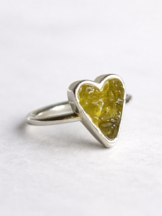 Кольцо ручной работы «Сердце», зелёное, хризолит, нейзильбер