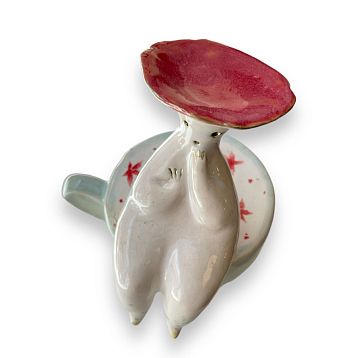 Статуэтка ручной работы «Грибочек» на чашке, керамика, белый с розовой шлапкой, фото 3.