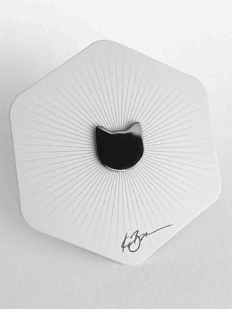 Значок «Силуэт котика», черный