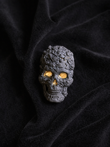 Брошь ручной работы Фарфор Булыгина «Череп» большая, чёрно-золотистая, фото 2.