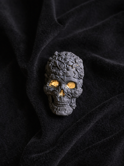 Брошь ручной работы Bulygin «Череп» большая, фарфор, чёрно-золотистая, фото 2.