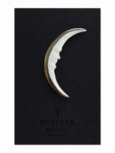 Брошь ручной работы Фарфор Булыгина «Месяц» бело-серебристая