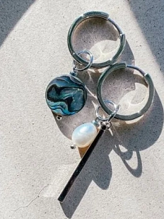 Асимметричные серьги-конго с планкой «Тёмный перламутр», родированная латунь, перламутр, жемчуг