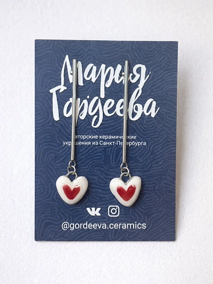 Серёжки-гвоздики Мария Гордеева Сердечки, на планке, керамика, красные с белым, фото 1.