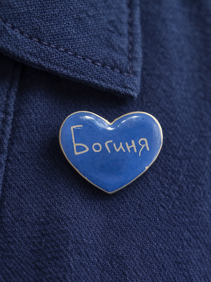 Брошь ручной работы Elizabeth Madar сердечко «Богиня», голубая, керамика, фото 2.
