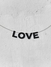 Гирлянда из чёрных букв «Love»