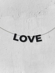 Гирлянда из чёрных букв «Love»