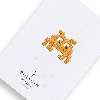 Брошь ручной работы Bulygin «Захватчик» №2, оранжевая, фарфор, фото 1.
