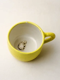 Кружка ручной работы Мама Черепаха с фигуркой внутри Бегемотик, жёлтая, керамика, 400мл