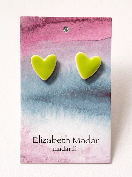 Серёжки-гвоздики Elizabeth Madar Сердечки, керамика, светло-зелёные, фото 1.
