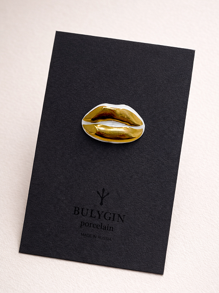 Брошь ручной работы Bulygin «Губы», фарфор, бело-золотистая, фото 1.