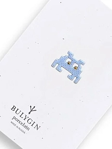 Брошь ручной работы Фарфор Булыгина «Захватчик» №2 малая, голубая