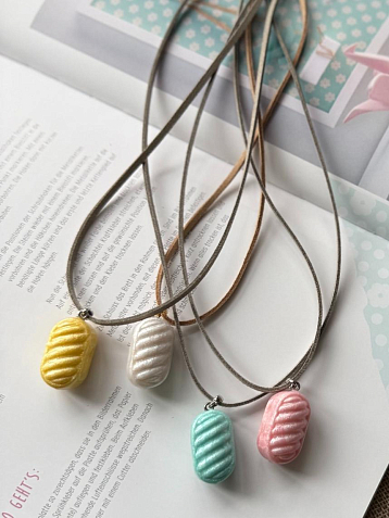 Подвеска ручной работы Счастливые истории «Карамелька» на коричневой ленточке, полимерная глина, фото 2.