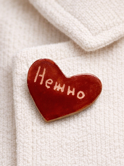 Брошь ручной работы Elizabeth Madar сердечко «Нежно», красный, керамика, фото 2.