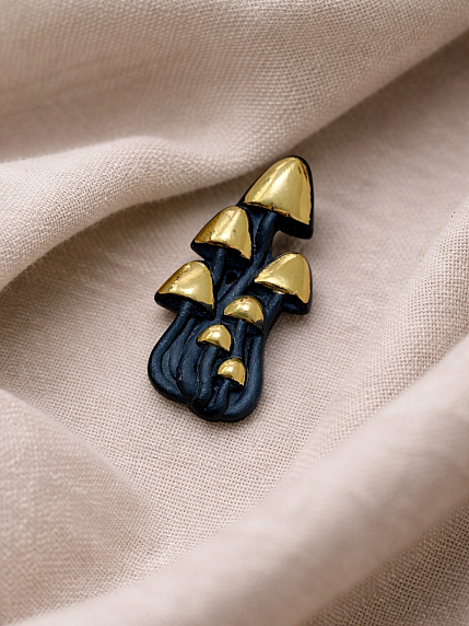 Брошь ручной работы Bulygin «Грибы», фарфор, чёрно-золотистая, фото 3.