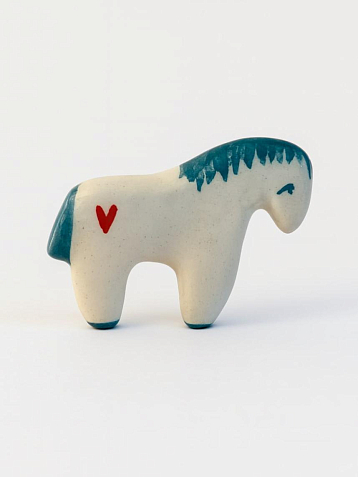 Брошь ручной работы Лошадка с сердечком, объемная, керамика, фото 1.