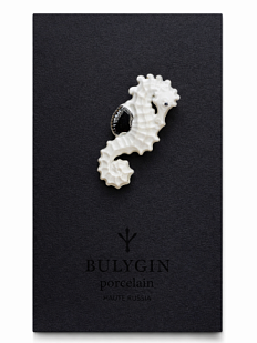 Брошь ручной работы Bulygin «Морской конёк», бело-серебристая, фарфор