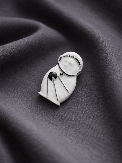 Брошь ручной работы Фарфор Булыгина «Гагарин» малая, бело-серебристая, фото 3.