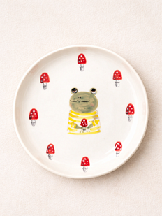 Тарелка ручной работы с бортиком Лягушка с мухоморами, белая, фарфор, 16 см
