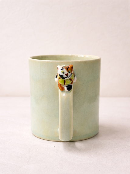 Кружка ручной работы цилиндр с фигуркой на ручке «Котик», светло-зеленая, 380 мл, фото 3.