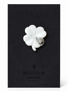 Брошь ручной работы Bulygin «Клевер», бело-серебристая, фарфор