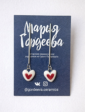 Серёжки-гвоздики Мария Гордеева Сердечки, на планке, керамика, красные с белым