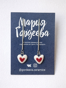 Серёжки-гвоздики на планке Сердечки, керамика, красные с белым