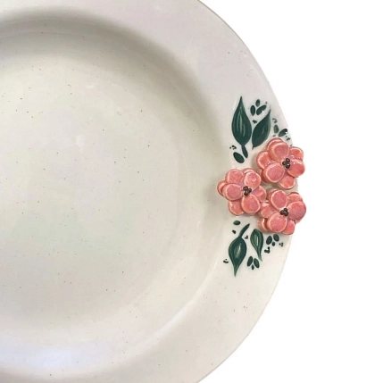 Тарелка ручной работы Slowday Ceramics с объёмными цветами ‭«Винтаж», керамика, 19 см, фото 2.