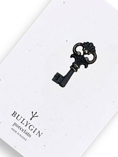 Брошь ручной работы Bulygin «Ключик», фарфор, чёрно-серебристая