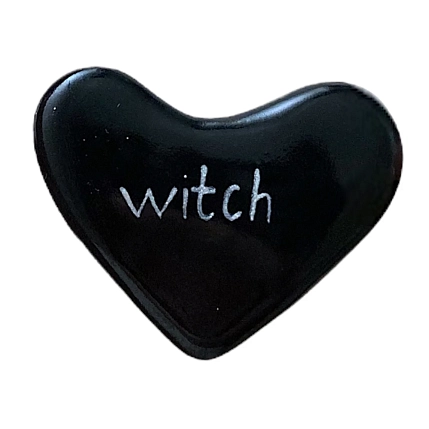 Брошь ручной работы Сердце говорит с надписью «Witch», полимерная глина, фото 1.