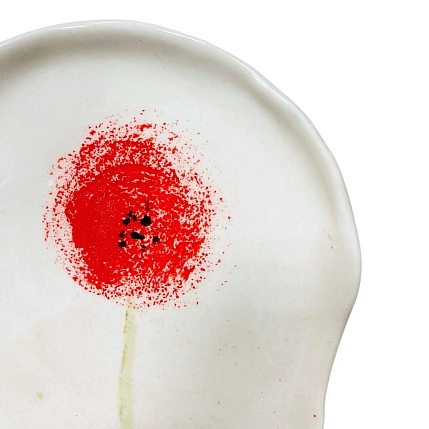 Блюдце ручной работы Катя Вебер с красным цветком, керамика, 11 см, фото 2.