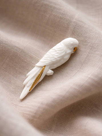 Брошь ручной работыФарфор Булыгина «Попугай», бело-золотистая, фото 3.