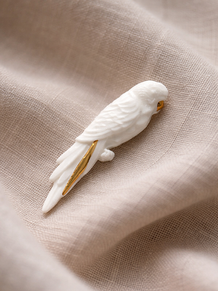 Брошь ручной работы Bulygin «Попугай», фарфор, бело-золотистая, фото 3.