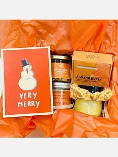 Подарочный набор на Новый год с уходовой косметикой, свечой и карамелью