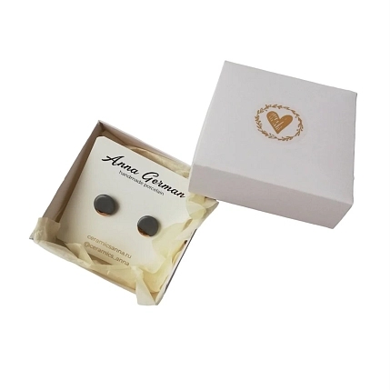 Серьги-гвоздики Анна Герман круглые, фарфор, серо-золотистые, фото 3.