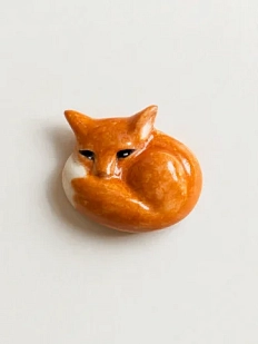 Магнит Мама Черепаха керамический, ручной работы «Спящая лисичка», рыжий