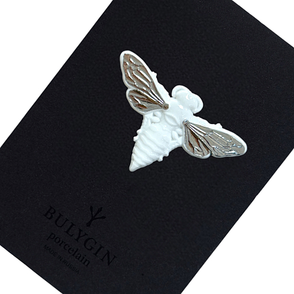 Брошь ручной работы Bulygin «Пчела», фарфор, бело-серебристая, фото 1.