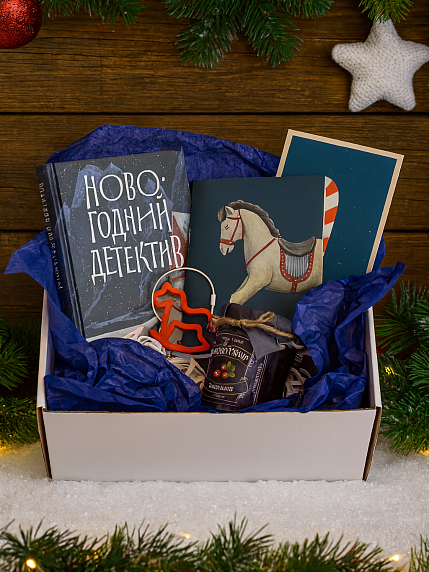 Подарочный набор на Новый год с книгой «Новогодний детектив», блокнотом, конфитюром и брелком, фото 1.