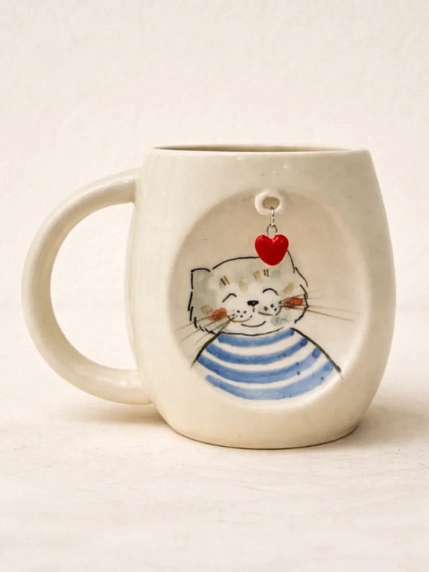 Кружка ручной работы НАДО ЖЕ с подвеской сердечком и росписью «Кот в тильняшке», белая, керамика, 300 мл, фото 1.