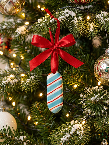 Ёлочная игрушка конфета «Полоски» красно-голубая, белая керамика, фото 2.