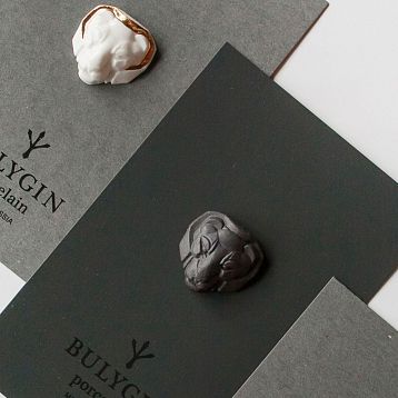 Брошь ручной работы Bulygin «Львица» чёрная, фарфор, фото 3.