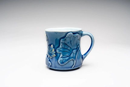 Кружка ручной работы Керамика Александры Пылиной «Лотосы», синяя, фарфор, 350 мл, фото 1.