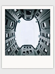 Открытка полароид Маргарита Голуб «Двор-колодец» №1