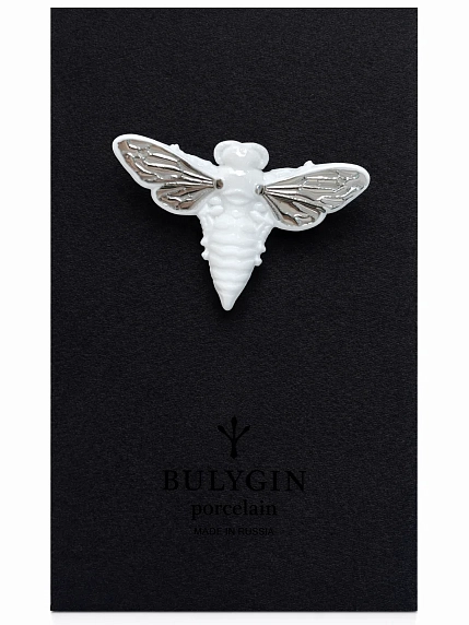 Брошь ручной работы Фарфор Булыгина «Пчела», бело-серебристая, фото 1.